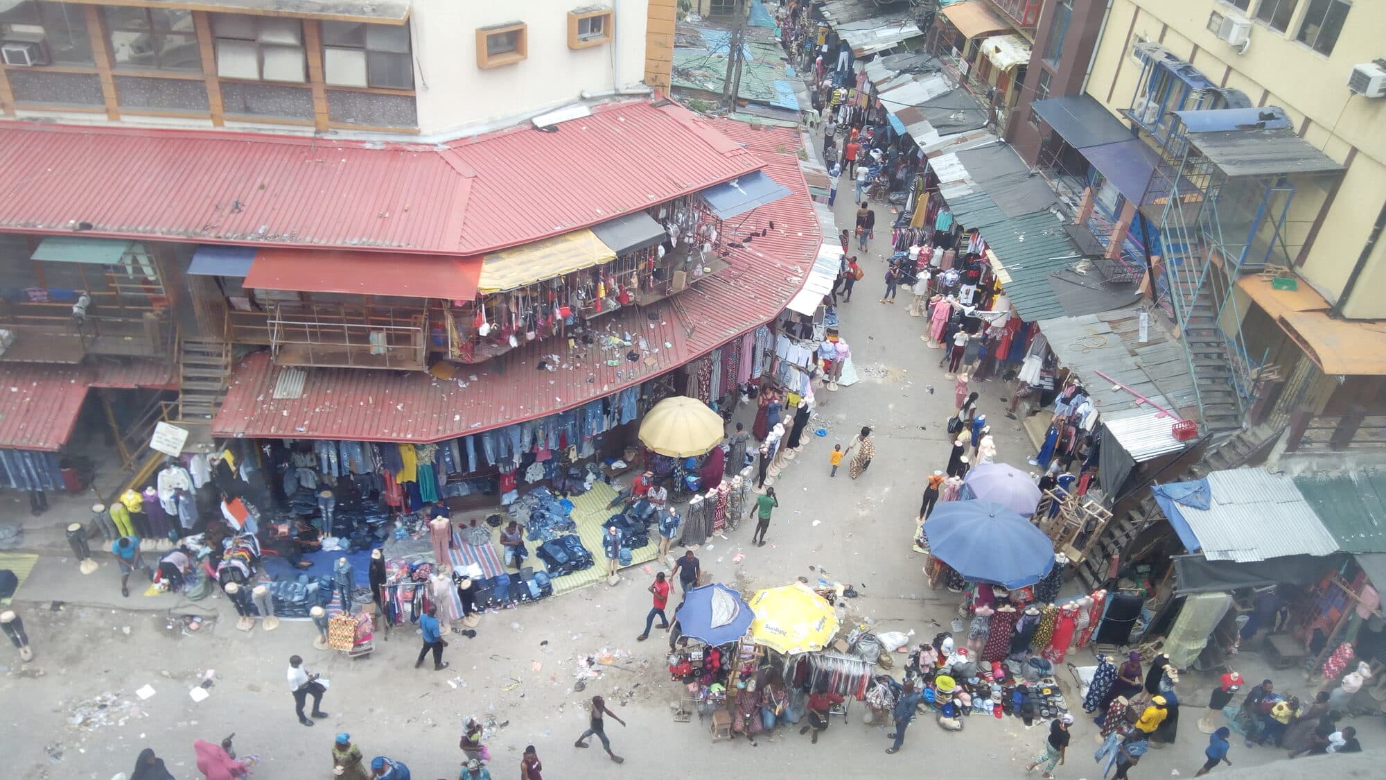 A market quarter from above, roofs and umbrellas to the horizon